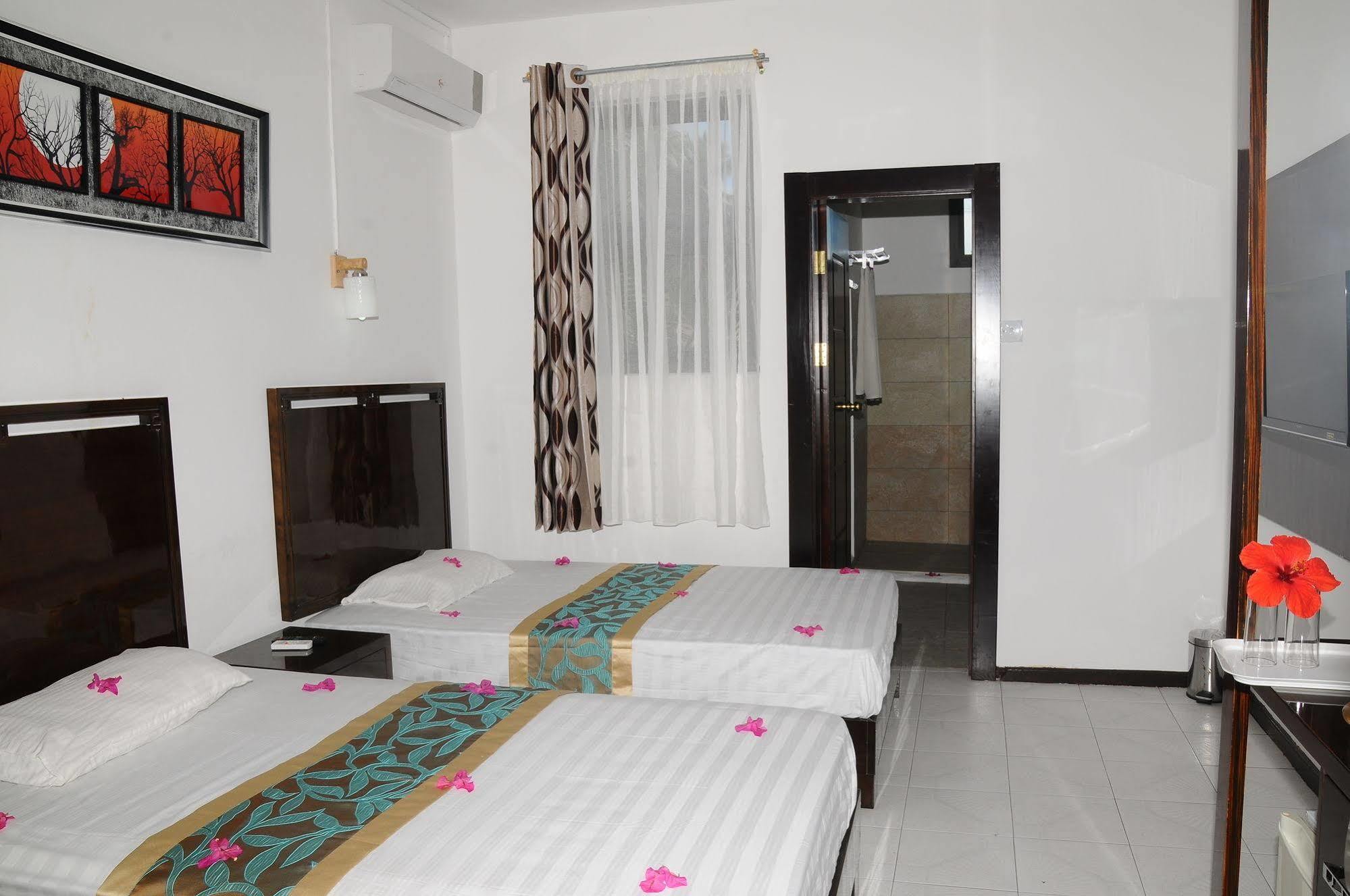 Le Flamboyant Hotel Port Mathurin Exterior photo