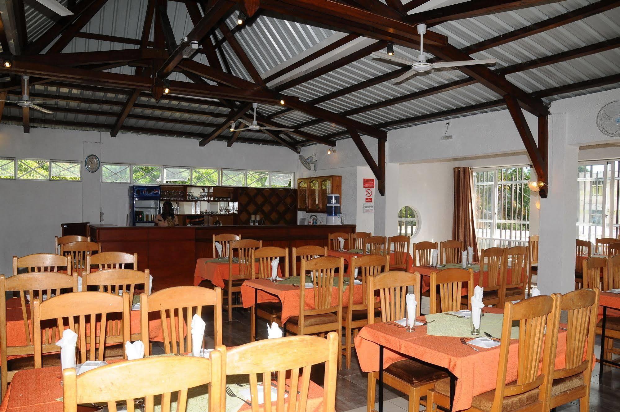 Le Flamboyant Hotel Port Mathurin Exterior photo
